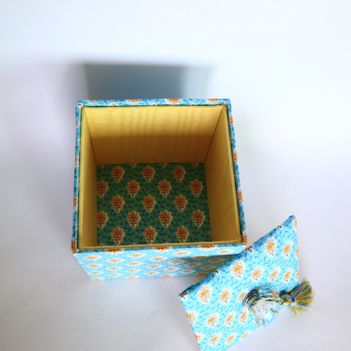 ソレイアードのぷっくりフタ付き キューブ型カルトナージュボックス