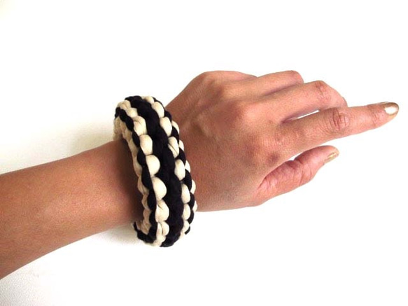 Chunky Knit Bangle コットンニットバングル　黒白　ブレスレット 1枚目の画像