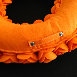 手作りのフェルトフラワーリース 直径約41cm　オレンジ　インテリア雑貨 引っ越し祝　母の日のプレゼントに 4枚目の画像