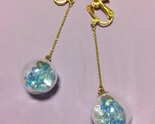キラキラブルーのガラスドームイヤリング/ピアス イヤリング