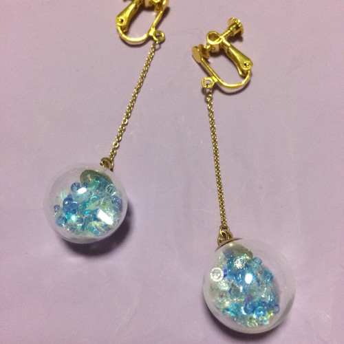 キラキラブルーのガラスドームイヤリング/ピアス イヤリング