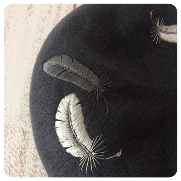 羽根手刺繍のベレー帽-ダークグレー 2枚目の画像