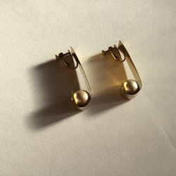 straight and curved line [screw back earrings] 第2張的照片