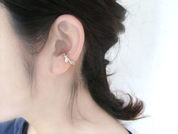 【母親節 5,000 日元套裝】橄欖色耳環和橄欖色別針胸針（可更換為穿孔耳環）【Creema 限定】 第2張的照片