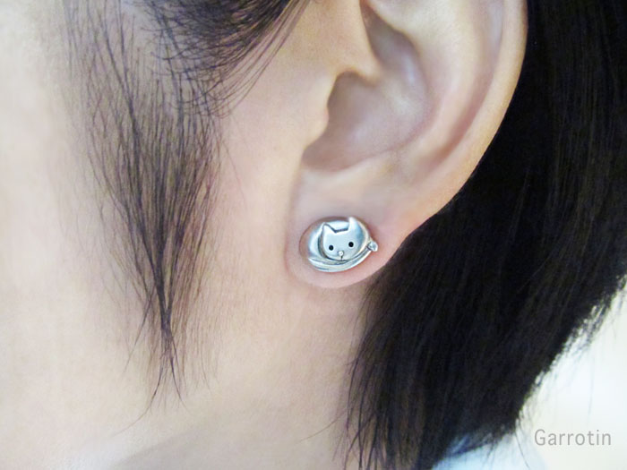 まるまり猫のピアス