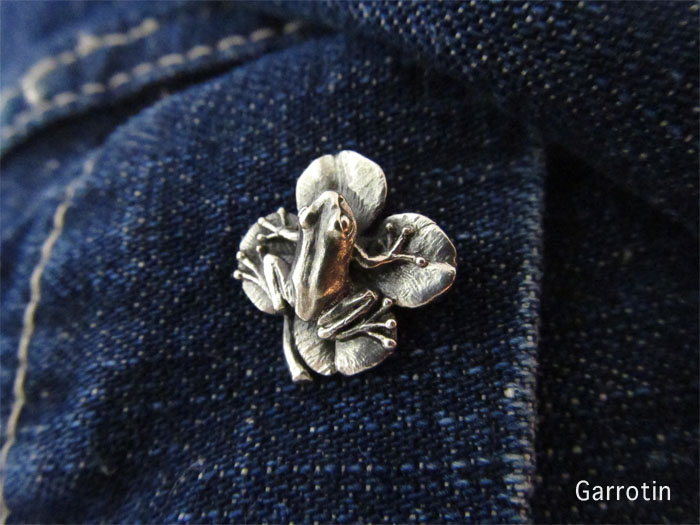 四つ葉のクローバーとカエルのピンブローチ