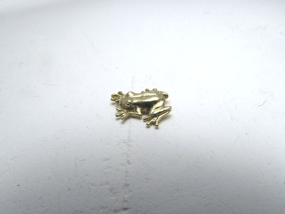金の小さなカエルのピアス 6枚目の画像