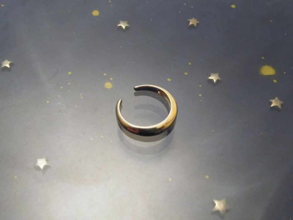 金の三日月のイヤーカフ