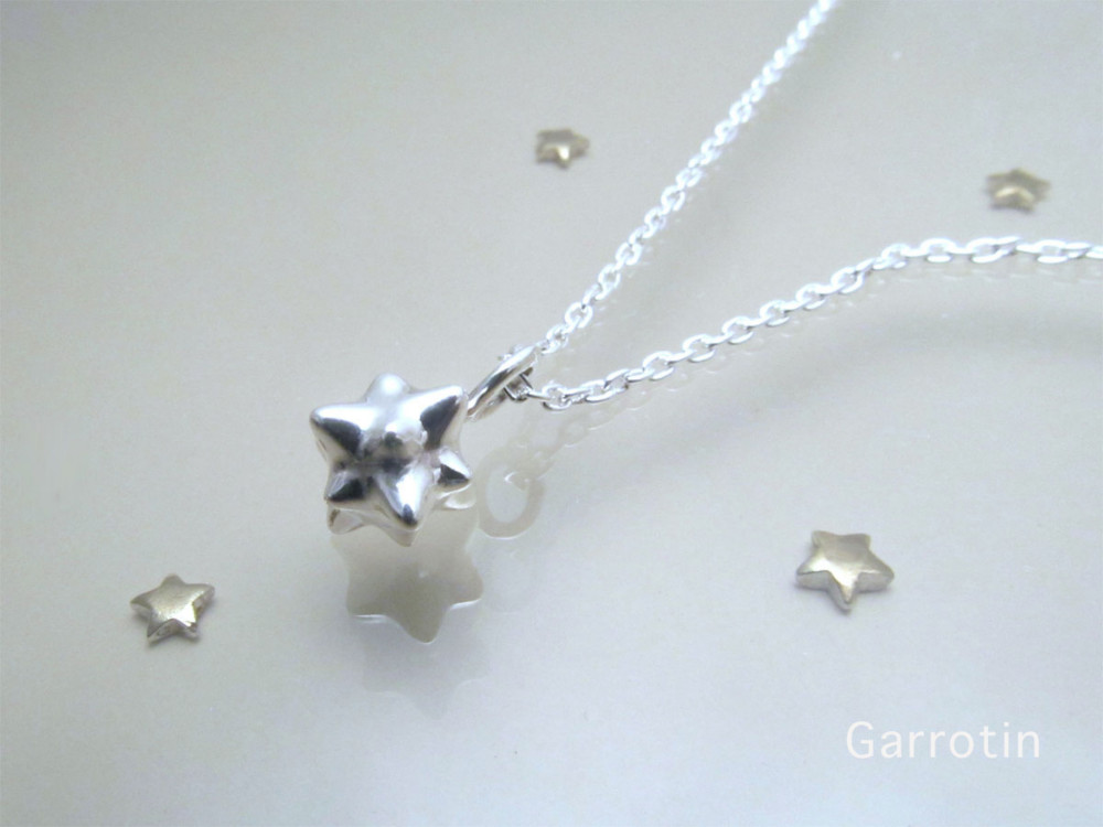 瞬く星のペンダント