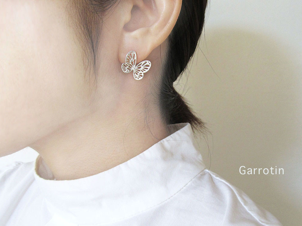 透かし彫りの蝶ピアス