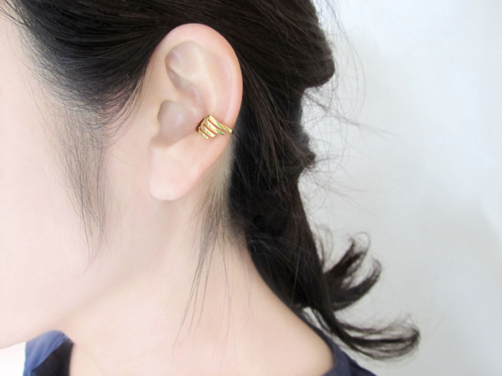 金の羽のイヤーカフ