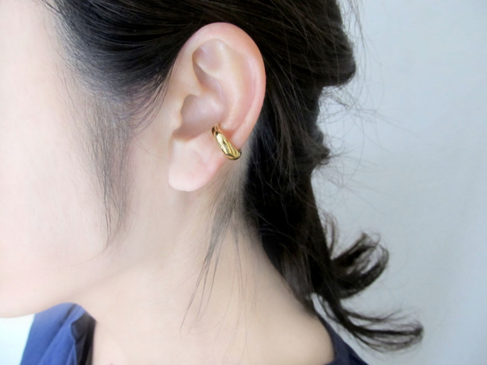 金の月のイヤーカフ