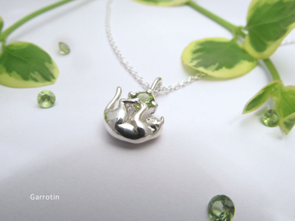 ペリドットをキャッチした猫ペンダント（ペリネコ）