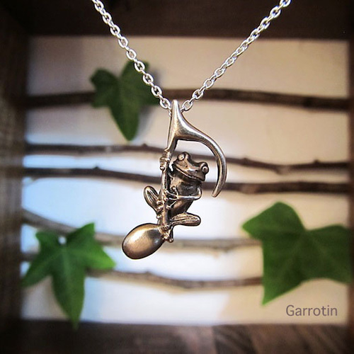 ♪に掴まるカエルペンダント ネックレス・ペンダント Garrotin 通販
