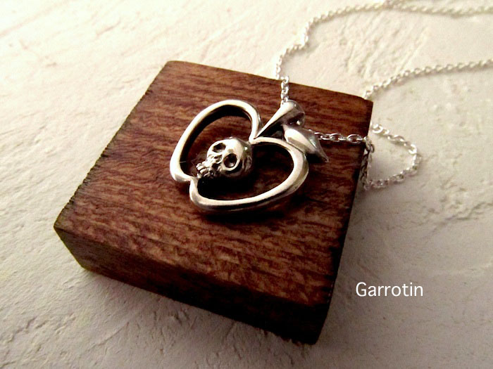 リンゴドクロのペンダント