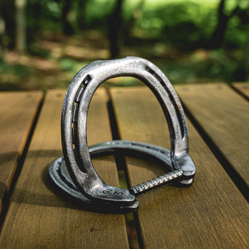 幸運を呼ぶホースシュー】蹄鉄のウイスキースタンド 男の隠れ家