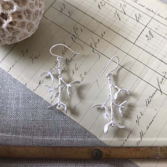 ヤドリギの耳飾り 銀製 母の日 ギフトにも ピアス（その他） como 通販  