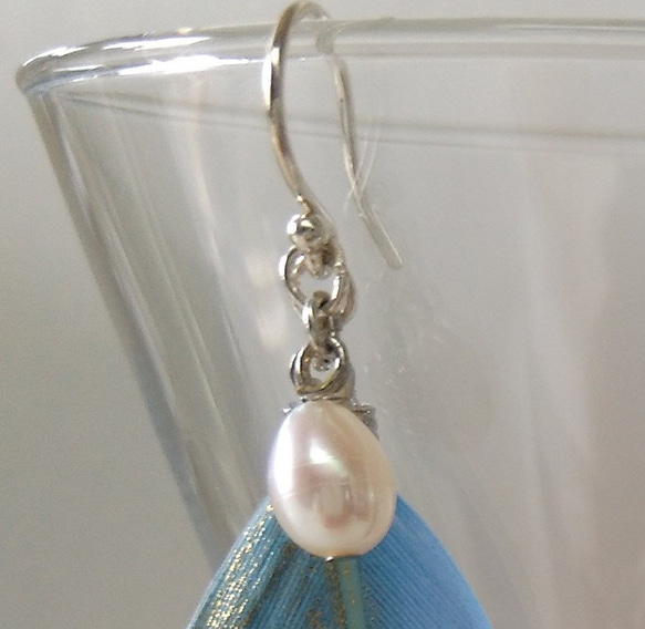 夏によく似合う、パールと羽のピアス　<ブルー＆ゴールド色>　ｰFether,pearl,hook earrings- 2枚目の画像