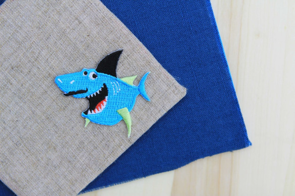 オーシャンシリーズ - 布に刺繍ギャングサメの自己粘着ステッカー 1枚目の画像