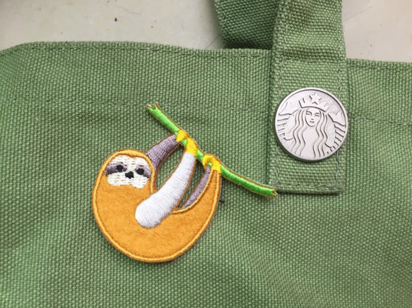 吊單槓樹懶自黏繡布貼-小樹懶系列 第2張的照片
