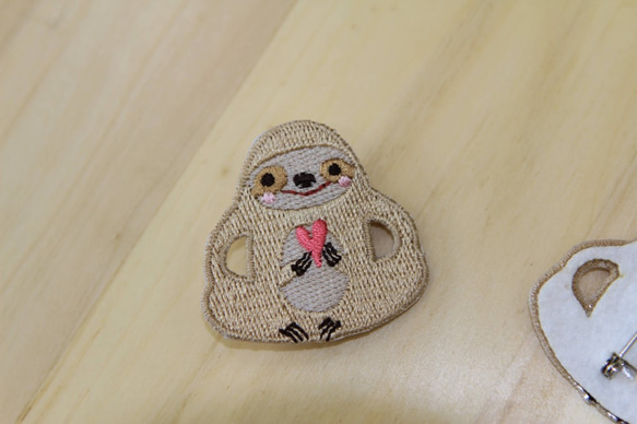 布に刺繍ピン - 怠惰な家系のナマケモノはあなたに私の愛を与える（シングル） 2枚目の画像