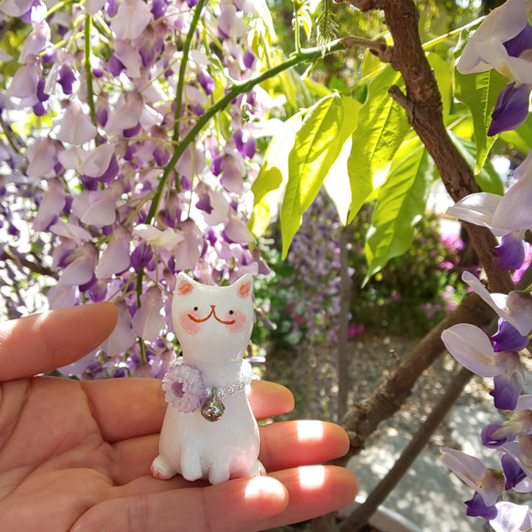 パープル花のパールネックレスをつけた白猫さん オブジェ 置物 手作り 一点物 1枚目の画像