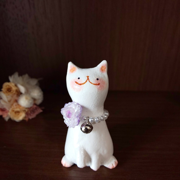 パープル花のパールネックレスをつけた白猫さん オブジェ 置物 手作り 一点物 3枚目の画像