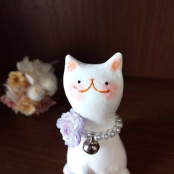 パープル花のパールネックレスをつけた白猫さん オブジェ 置物 手作り 一点物 2枚目の画像
