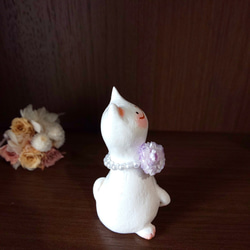 パープル花のパールネックレスをつけた白猫さん オブジェ 置物 手作り 一点物 4枚目の画像