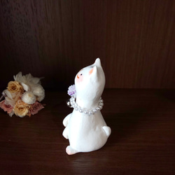 パープル花のパールネックレスをつけた白猫さん オブジェ 置物 手作り 一点物 5枚目の画像