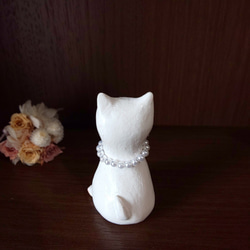 パープル花のパールネックレスをつけた白猫さん オブジェ 置物 手作り 一点物 6枚目の画像