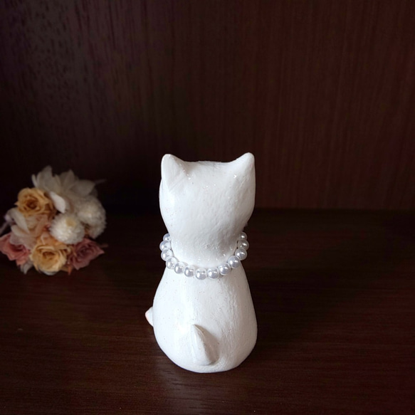 パープル花のパールネックレスをつけた白猫さん オブジェ 置物 手作り 一点物 6枚目の画像