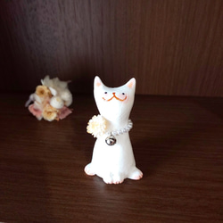 オレンジ花のパールネックレスをつけた白猫さん オブジェ 置物 手作り 一点物 2枚目の画像