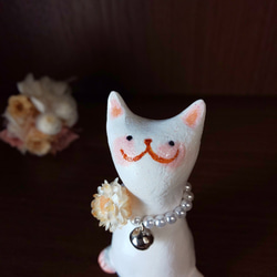 オレンジ花のパールネックレスをつけた白猫さん オブジェ 置物 手作り 一点物 1枚目の画像