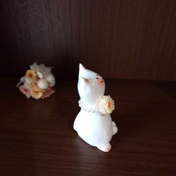 オレンジ花のパールネックレスをつけた白猫さん オブジェ 置物 手作り 一点物 3枚目の画像