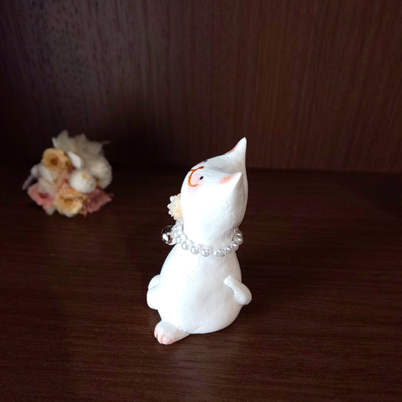 オレンジ花のパールネックレスをつけた白猫さん オブジェ 置物 手作り 一点物 4枚目の画像