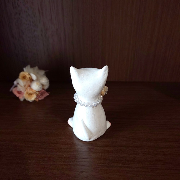 オレンジ花のパールネックレスをつけた白猫さん オブジェ 置物 手作り 一点物 5枚目の画像