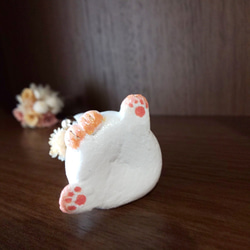 オレンジ花のパールネックレスをつけた白猫さん オブジェ 置物 手作り 一点物 6枚目の画像