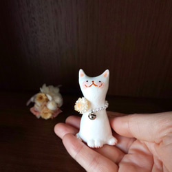 オレンジ花のパールネックレスをつけた白猫さん オブジェ 置物 手作り 一点物 7枚目の画像