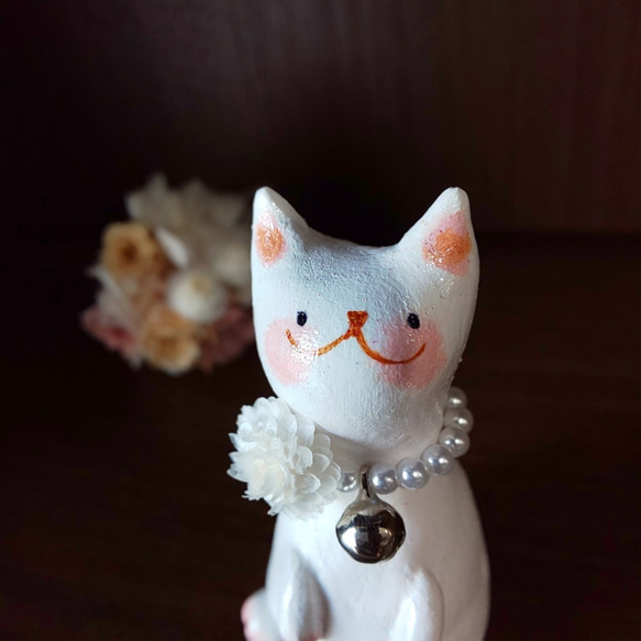 ホワイト花のパールネックレスをつけた白猫さん オブジェ 置物 手作り 一点物 2枚目の画像