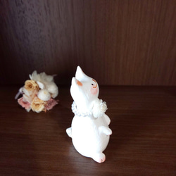ホワイト花のパールネックレスをつけた白猫さん オブジェ 置物 手作り 一点物 4枚目の画像