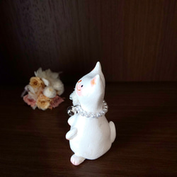 ホワイト花のパールネックレスをつけた白猫さん オブジェ 置物 手作り 一点物 5枚目の画像