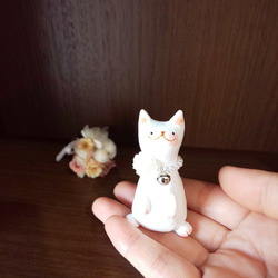 ホワイト花のパールネックレスをつけた白猫さん オブジェ 置物 手作り 一点物 8枚目の画像