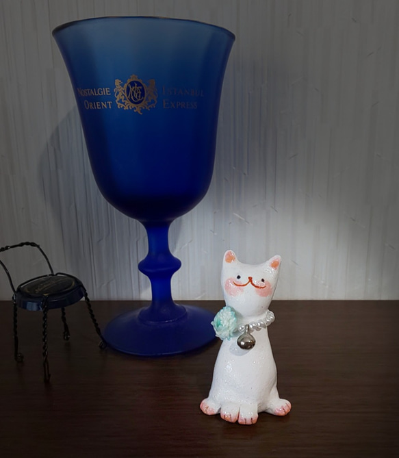 ブルー花のパールネックレスをつけた白猫さん オブジェ 置物 手作り 一点物 5枚目の画像