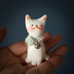 ブルー花のパールネックレスをつけた白猫さん オブジェ 置物 手作り 一点物 1枚目の画像