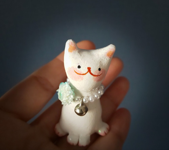 ブルー花のパールネックレスをつけた白猫さん オブジェ 置物 手作り 一点物 2枚目の画像