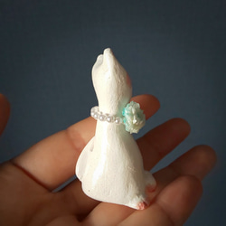 ブルー花のパールネックレスをつけた白猫さん オブジェ 置物 手作り 一点物 3枚目の画像