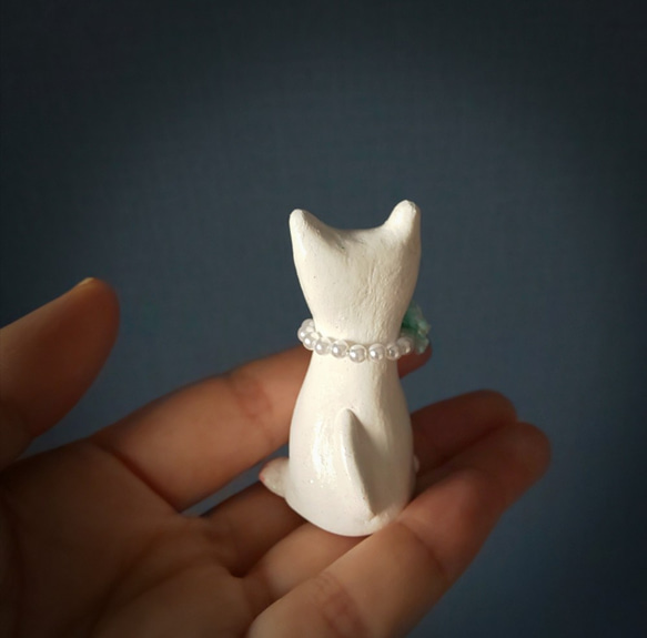 ブルー花のパールネックレスをつけた白猫さん オブジェ 置物 手作り 一点物 4枚目の画像