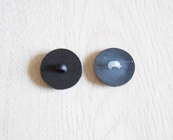 【France import】ブラック(判押しフラワー) ラウンドボタン (3個) 3枚目の画像