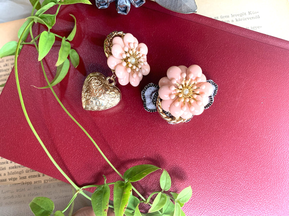 ＊プチプラ＊グレーの花びらとお花のピアスpink✤一点物✤ 2枚目の画像
